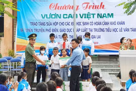 Tặng 610 thùng sữa cho học sinh ở thị xã An Khê