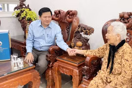 Phó Chủ tịch Thường trực HĐND tỉnh Gia Lai thăm tặng quà nhân kỷ niệm 90 năm Ngày thành lập tỉnh Gia Lai