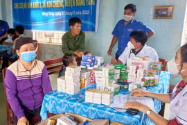 Khám bệnh, cấp thuốc miễn phí và tặng quà cho người dân khó khăn xã Kon Chiêng