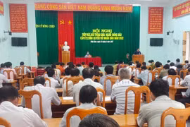 Người đứng đầu cấp ủy, chính quyền huyện Kông Chro đối thoại với Nhân dân