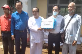 Tặng 400 suất quà cho người nghèo, trẻ em khó khăn xã Dun