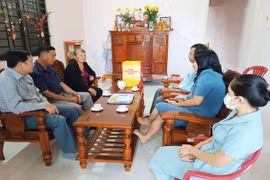 Gia Lai: Tặng 4 suất quà cho người bị tai nạn lao động, bệnh nghề nghiệp