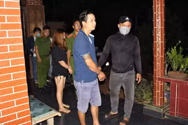 Dùng bình ga khò lửa tiêu hủy ma túy khi công an phá cửa