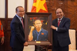 Chủ tịch nước Nguyễn Xuân Phúc tặng tranh cho HLV Park Hang-seo và HLV Mai Đức Chung