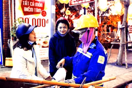 Xin bắt đầu từ cơm no áo ấm