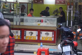 Bắt 2 nghi can dùng súng cướp tiệm vàng ở Hóc Môn