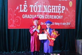 Trao bằng tốt nghiệp cho 70 sinh viên
