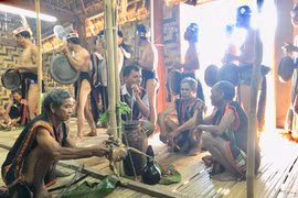 Dân làng Đê Kjiêng mừng ngày hội lớn