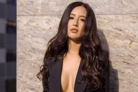 Mai Phương Thúy gây chú ý khi mặc áo vest khoe hờ hững vòng một