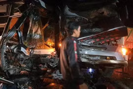 Tai nạn kinh hoàng, xe container tông trực diện xe khách chở 20 người