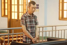 Cựu cán bộ Công an khoe súng thật lãnh án