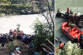 Xe buýt chở hơn 100 người lao xuống sông, thương vong gần hết