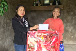 Cụ bà tàn tật xin ra khỏi hộ nghèo