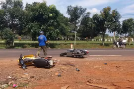 2 xe máy va chạm trên quốc lộ 19 làm 3 người bị thương