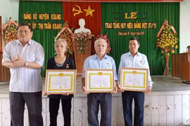 Kbang: 16 đảng viên vinh dự nhận huy hiệu Đảng