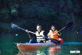 Hồ Hòa Bình sơn thủy hữu tình, núi đồi thơ mộng