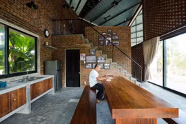 Ngôi nhà hình cánh diều đậm chất làng quê cuốn hút trên báo Tây