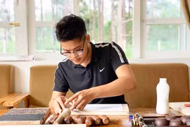 Chàng trai đam mê nghề khắc mộc bản