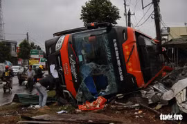 Xe khách lật, dân dùng búa, xàbeng phá kính chắn gió cứu hành khách