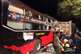 Giải cứu thành công 3 người bị mắc kẹt trong xe khách