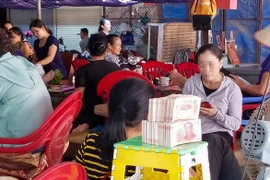 Chợ tiền biên giới - Kỳ 1: Đi mua... tiền