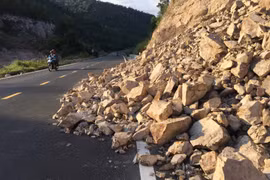 Đèo Tô Na tiếp tục bị sạt lở