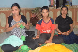 Người đàn bà mù và nỗi lo mẹ già, con thơ