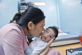 Một nụ hôn trên má mang... 'cả tá mầm bệnh'