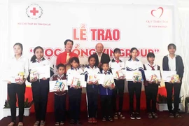 Tập đoàn Vingroup trao học bổng cho học sinh, sinh viên