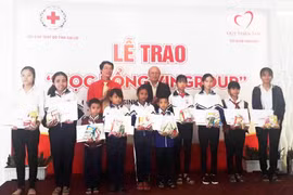 Tập đoàn Vingroup trao học bổng cho học sinh, sinh viên