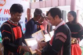 Nhân dân Plei Rbai vui Ngày hội Đại đoàn kết