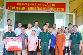 Binh đoàn 15 bàn giao nhà cho 2 hộ đặc biệt khó khăn