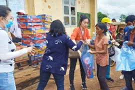 Tặng 300 phần quà cho người nghèo xã Hbông