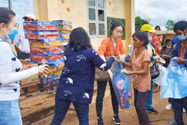 Tặng 300 phần quà cho người nghèo xã Hbông