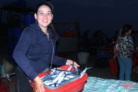 Về Hà Tĩnh, đi chợ cá độc đáo Cồn Gò, ngắm bình minh