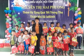 Đoàn đại biểu Quốc hội tỉnh Gia Lai tặng quà cho trẻ em có hoàn cảnh khó khăn