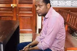 Sang Việt Nam, người đàn ông mang quốc tịch Congo bỗng đổi nghề rồi "xộ khám"