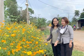 Phụ nữ làng Mơ Nú giỏi việc chung, đảm việc nhà