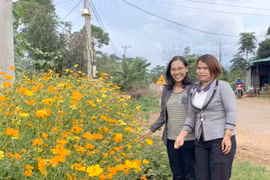 Phụ nữ làng Mơ Nú giỏi việc chung, đảm việc nhà