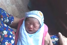 Xót xa bé gái sơ sinh bị bỏ rơi trước cổng đền và lá thư nhờ nuôi giúp