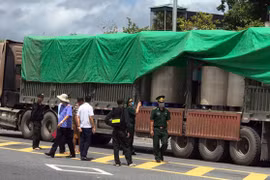 Quảng Ninh: Bắt giữ 2 container chở 'chất lạ' từ Việt Nam sang Trung Quốc
