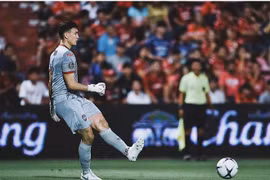 Văn Lâm tỏa sáng phá dớp toàn thua ở Thai League