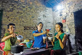 Từ gánh củi đến giảng đường