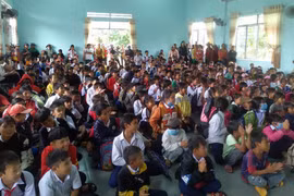 Tặng quà cho học sinh nghèo xã Ia Mơr