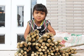 Lạ, thứ cây mọc dài ngoằng trong rừng, hái ngọn, bóc vỏ nướng lên trước ăn đắng, sau lại ngọt, tôn lên hàng đặc sản