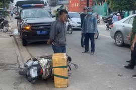 Chở rắn hổ chúa 'khủng' nặng 20kg đi giao, người đàn ông bị công an tạm giữ