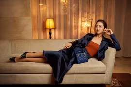 'Hoa hậu 4 con' Jennifer Phạm khoe đường cong quyến rũ