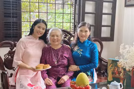 Hoa hậu Ngọc Hân trổ tài làm bánh Trung thu