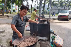 Hàng rong trĩu bước mưu sinh: Ế ẩm, nhưng mừng vì vẫn được bán