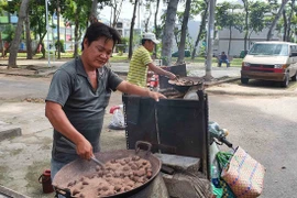 Hàng rong trĩu bước mưu sinh: Ế ẩm, nhưng mừng vì vẫn được bán